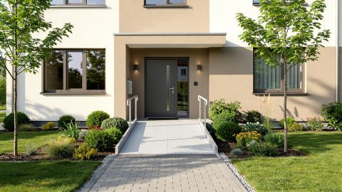 Maison individuelle en rénovation avec une entrée sans marche, une rampe douce, une porte large et un chemin extérieur antidérapant, dans une lumière naturelle et réaliste.