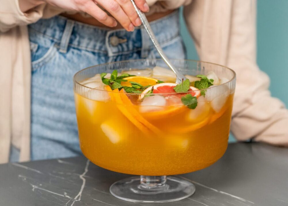 Grand saladier de punch fruité préparé pour une fête réunissant 50 personnes.