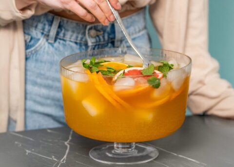 Grand saladier de punch fruité préparé pour une fête réunissant 50 personnes.
